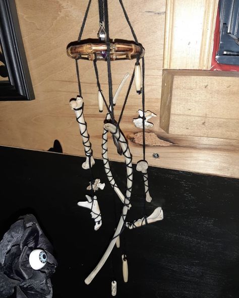 Bone Wind Chime Diy, Bone Mobile, Bones Witchcraft, Animal Bone Art Ideas, Raymond Core, Bone Wind Chime, Bones Decor, Bone Dream Catcher, Animal Bone Wind Chime