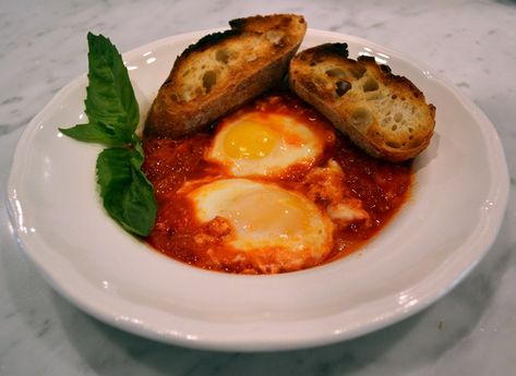 Eggs Simmered in Tomato Sauce - Uova al Pomodoro California Chicken, Thanksgiving Wine, Country Bread, Quick Dishes, Eggs Breakfast, Simple Dinner, Egg Dish, Vegetarian Recipe, Italian Kitchen