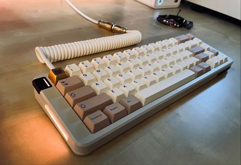 Mechanic Keyboard, Beige Keyboard, Brown Keyboard, Fancy Keyboard, Dream Setup, Living Aesthetic, Desk Aesthetic, Gaming Pc Build, Tech Aesthetic