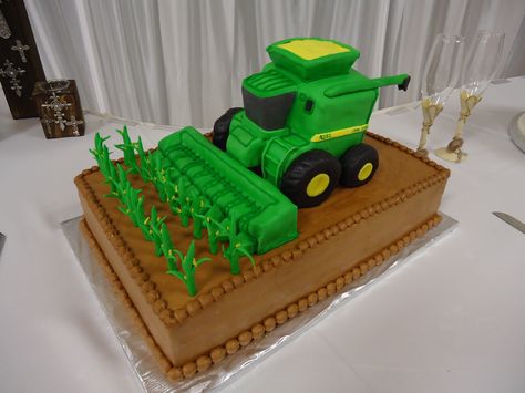 John Deere Combine - a combine with a corn header for a groom who farms Black Cake Design, Computer Cake, John Deere Cake, Rodjendanske Torte, John Deere Birthday, 4h Ideas, John Deere Combine, Black Cake, Farm Cake