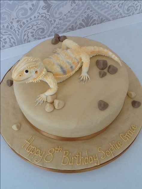 Bearded dragon cake Bearded Dragon Birthday Cake, Bearded Dragon Cake Ideas, Bearded Dragon Birthday Party, Bearded Dragon Cake, Bearded Dragon Birthday, Lizard Cake, Dragon Birthday Cakes, Quilted Cake, Dragon Cakes