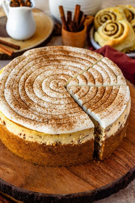 Cinnamon Roll Cheesecake Pies And Tacos, Roll Cheesecake, Super Torte, Cinnamon Cheesecake, Rich Cheesecake, Cinnamon Roll Cheesecake, Fudge Ice Cream, Fluffy Frosting, Slow Cooker Desserts