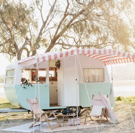 Cute Caravan, Summer Window Display, Caravan Bar, Rv Dreams, Tiny House Camper, Summer Window, Caravan Awnings, Caravan Renovation, Retro Caravan