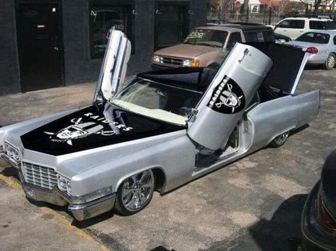 The Oakland Raiders obviously figure in to the appearance of this customised '60s Cadillac. Cadillac Lowrider, Raiders Car, Oakland Raiders Fans, Oakland Raiders Logo, Raiders Stuff, Raiders Baby, Oakland Raiders Football, Raiders Girl, Nfl Oakland Raiders