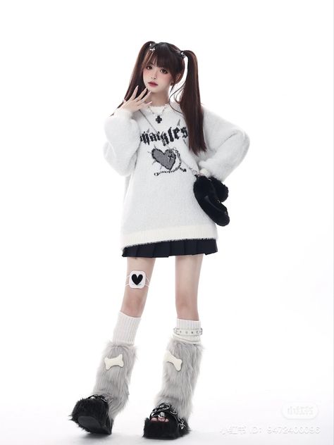 Ivy Fashion, Gothic Logo, Walpapers Cute, Outfit Elegantes, Cross Heart, Asian Outfits, Female Poses, Fashion Design Clothes, Kawaii Clothes