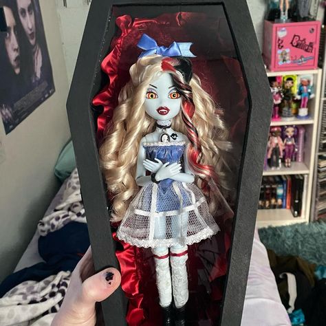 Jadez on Instagram: “My vamprina! My fav Bratzillaz I own! Redid her hair recently and I’m in love⚰️🩸 #bratzillaz #bratz #vampire #gothdoll #gothic #victorian…” Bratzillaz Dolls, Goth Bratz, Bratz Aesthetic Outfit, Doll Packaging, Dr Room, Monster High Gen 1, Goth Dolls, Bratz Aesthetic, Victorian Vampire