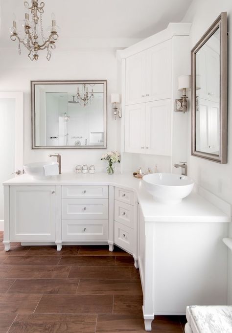 Corner double vanity with large middle cabinet for linens L Shaped Bathroom Vanity, L Shaped Vanity, L Shaped Bathroom, Corner Bathroom Cabinet, Corner Bathroom Vanity, Corner Vanity, Bathroom Cabinets Designs, Bathroom Vanity Designs, Bad Inspiration