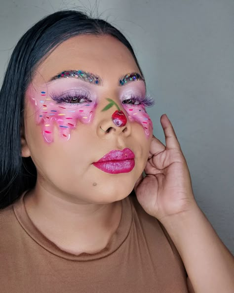 Candyland Makeup 🍒🍨🍦 #makeup #makeupideas #makeuptutorial #makeupartist #noviembreconcalorx #beautycreations #beauty #tendencia #candy #makeupcandy Candy Land Makeup Ideas, Candy Land Makeup, Candyland Makeup, Candy Princess, Princess Makeup, Beauty Creations, Christmas Makeup, Candy Land, Creative Makeup