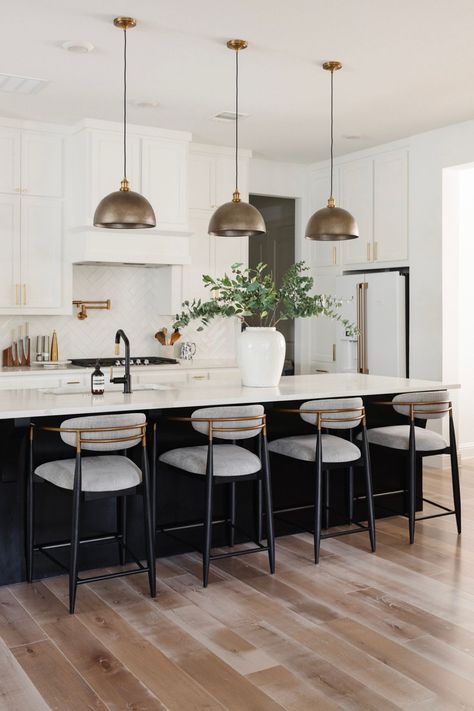 White And Brass Kitchen, Black And Brass Kitchen, Hm Home, Kitchen Counter Stools, Stools For Kitchen Island, Transitional Decor Kitchen, Classic Kitchens, Transitional Kitchen, Kitchen Inspiration Design