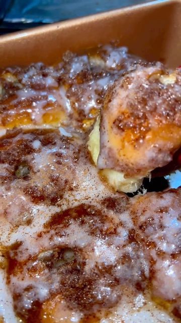 BLACK FOODIE FINDER ® on Instagram: "Hawaiian Cinnamon Rolls recipe 😩🍞 (via @dessoverdose )⁣ ⁣ • Cinnamon rolls Ingredients: ⁣ * 1 pack KH Original Hawaiian Sweet Rolls ⁣ * 1 stick of butter⁣ * 1c of cinnamon streusel* ⁣ * 1 1/2c powdered sugar ⁣ * About 1/4c milk (more/less to thicken icing consistency) ⁣ • Cinnamon streusel ingredients: ⁣ * 1c flour ⁣ * 1/2c brown sugar ⁣ * 1/2c sugar ⁣ * 1 tbsp ground cinnamon ⁣ * 6 tbsp cooled salted sweet cream butter ⁣ * 6 tbsp cooled salted sweet cream Hawaiian Cinnamon Rolls, Icing Consistency, Sweet Cream Butter, Breakfast Dessert Recipes, Wacky Cake, Cinnamon Roll Recipe Homemade, Cinnamon Streusel, Hawaiian Sweet Rolls, Breakfast Sweets