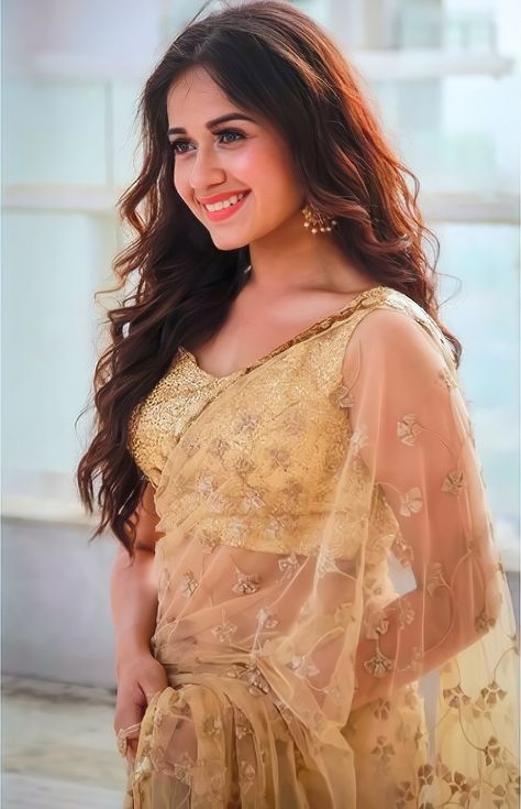 Jannat Zubair, Money Wealth, Teen Girl Dresses, Girl Trends, Indian Woman, Saree Trends, Business Money, Saree Look, Designer Dresses Indian