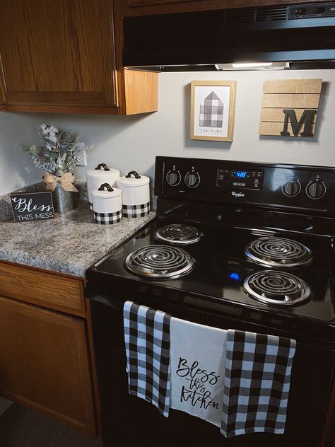 Plaid Kitchen Decor, Checkered Kitchen Decor, Remodel Entryway, Plaid Kitchen, Black Kitchen Decor, Black White Kitchen, Buffalo Plaid Decor, First Apartment Decorating, White Kitchen Decor