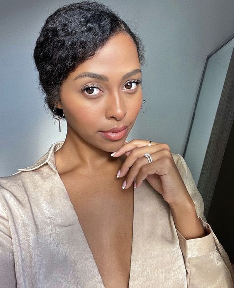 gorg Kristina Manners, Beauty Inspo, Natural Hair Updo, Low Bun, Twist Out, Curly Girl, Afro Hairstyles, Manners, Simple Makeup