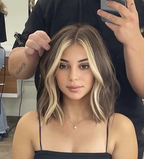 Blonde Crown With Brown Hair, Money Piece Hair One Side, Mid Length Edgy Hair, Fall Brunnet Hair, Easy Up Keep Hair Color, Brown Hair With Chunky Money Piece, Medium Length Hair Styles With Money Piece, Dark On Bottom Light On Top Hair, Shoulder Length Dark Hair With Money Piece