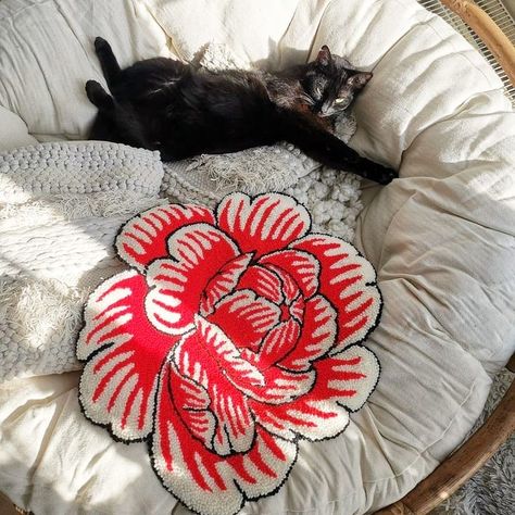 🌷SHISHI TUFTING 🌷 on Instagram: “Firts punchneedle flower 2019 💋 . . . . . . . .…” Flowers Rug, Diy Moss, Funky Rugs, Rug Inspiration, Cat Flowers, Punch Needle Embroidery, Needle Punch, Diy Rug, Embroidery Inspiration