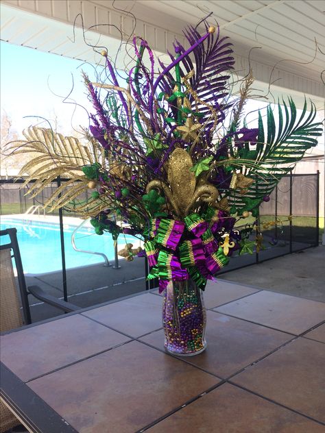 Mardi Gras centerpiece ived made Mardi Gras Diy, Mardi Grad, Mardi Gras Party Decorations, Madi Gras, Mardi Gras Wedding, Mardi Gras Centerpieces, Mardi Gras Crafts, Mardi Gras Food, Mardi Gras Wreath