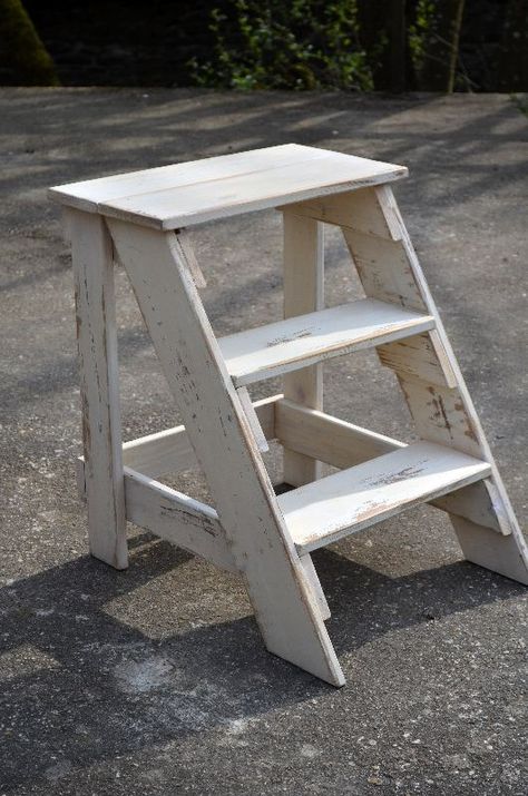 Vintage Step Stool, Step Stool Diy, Wooden Step Ladder, Wooden Step Stool, Wood Steps, Barn Wood Crafts, Outdoor Diy Projects, Wood Furniture Diy, Step Ladder