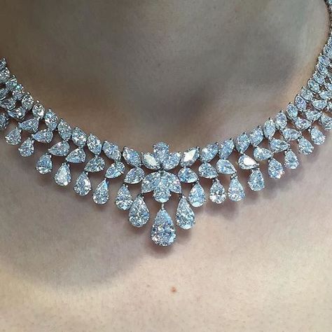 An important Marina B diamond necklace set with over 90carats of diamonds #Bonhamsjewels via @charming___fashion 💕 ���👌🏻 💫 #DiamondNecklaceGoals! Via @bonhamsjewels #JewelryJournal Modern Diamond Necklace, Beautiful Diamond Necklace, Round Diamond Earrings, Diamond Pendants Designs, Diamond Necklace Designs, Diamond Pendants, Diamond Necklace Set, Repurposed Jewelry, Fabulous Jewelry