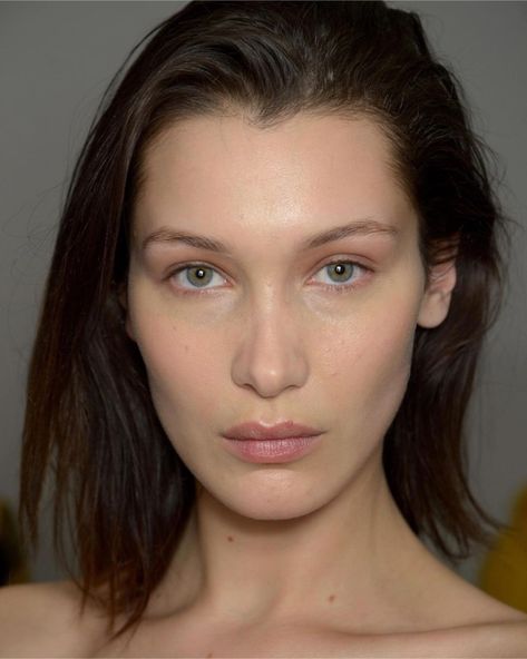 Bella Hadid Nose, Bella Hadid Makeup, Sherilyn Fenn, Isabella Hadid, Bella Gigi Hadid, Gigi And Bella, Bella Gigi, Bella Hadid Outfits, 90s Model