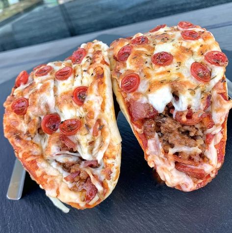 Cheesy taco shells are filled with a meaty mixture of ground beef, sausage and pepperoni with pizza sauce in these tacos that are perfect for Meat Lovers Pizza lovers. Heart Arteries, Taco Pizza Recipes, Pizza Tacos, Low Carb Meats, Meat Lovers Pizza, Taco Pizza, Think Food, Deilig Mat, Meat Lovers