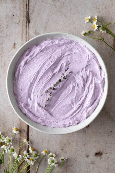 Lavender Buttercream Frosting Beautiful Summer Desserts, Dried Lavender Recipes, Lavender Recipes Baking, Baking Lavender, Lavender Sauce, Lavender Buttercream Frosting, Lavender Desserts, Cottage Core Baking, Lavender Dessert Recipes