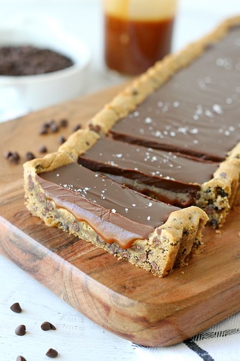 Salted Caramel Chocolate Tart, Chocolate Chip Recipe, Tart Chocolate, Salted Caramel Tart, Chip Recipe, Cookie Base, Caramel Tart, Salted Caramel Chocolate, Caramel Chocolate