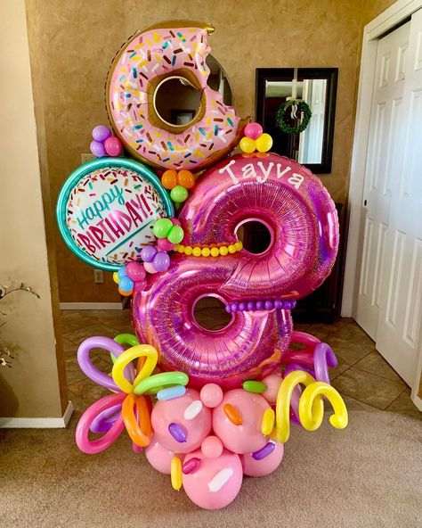 Sweets Theme Birthday Party, Sweet Birthday Party, Candy Balloons, Beautiful Balloons, Balloon Garland Diy, Donut Birthday Parties, Garland Diy, Balloon Display, Birthday Party Centerpieces