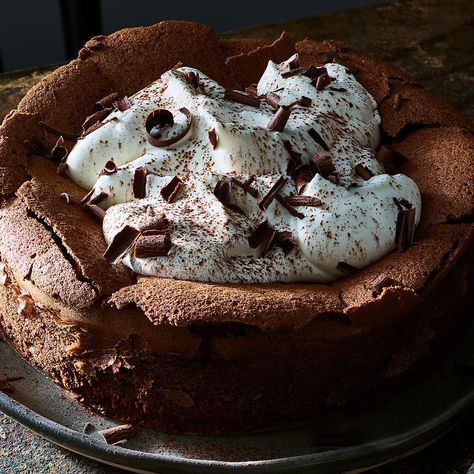 Chocolate Cloud Cake, Muffin Allo Yogurt, Cloud Cake, Torte Cupcake, Flourless Chocolate Cakes, Flourless Chocolate, Nigella Lawson, Grand Marnier, Chocolate Shavings