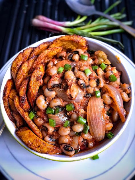 Akitchenfaraway : BLACK EYED BEANS IN COCONUT OIL (Ghanaian beans stew with plantain) Nigerian Breakfast Ideas, Beans And Plantain, Nigerian Breakfast, Vegan African Recipes, Naija Food, Beans Stew, Ghana Food, Black Eyed Beans, Plantains Fried