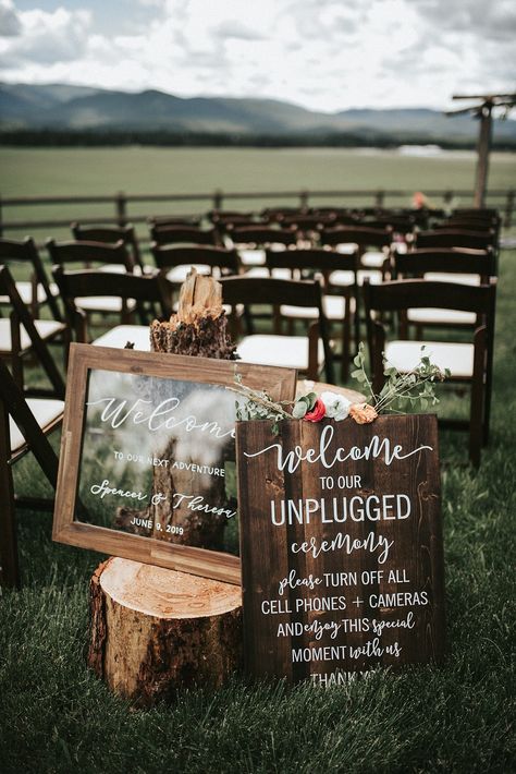 Country Small Wedding Ideas, Yellowstone Wedding Ideas, Fall Wedding Western Boho, Western Color Scheme Wedding, Western Wedding Backdrop Ideas, Fall Western Wedding Reception, Whimsical Western Wedding, Wedding Farm Table Decor Centerpieces, Western Wedding Seating