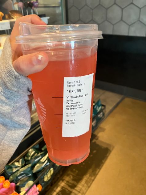 Strawberry Starbucks Drink, Strawberry Acai, How To Order Starbucks, Starbucks Refreshers, Peach Juice, Starbucks Recipes, Strawberry Lemonade, Starbucks Drinks, Raw Vegan