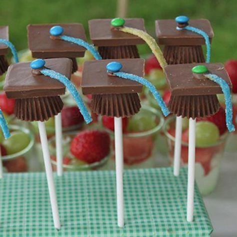 Boys High School Graduation Party, Graduation Cake Pops, Graduation Candy Buffet, Graduation Party Desserts, Graduation Treats, High School Graduation Party Decorations, Graduation Food, Graduation Desserts, Outdoor Graduation Parties