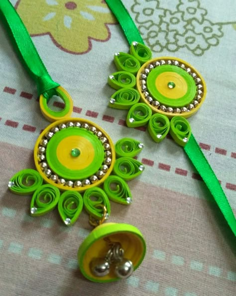 Rakhi Making With Quilling Paper, Rakhi With Quilling Paper, Quiling Rakhi Ideas, Quilling Rakhi Ideas, Quelling Rakhi, Rahki Handmade, Creative Rakhi Making Ideas, Rakhi Competition Ideas, Quilling Rakhi Handmade