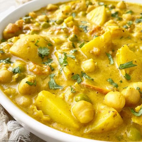 Slow Cooker/Instant Pot Chickpea & Potato Curry (Vegan) + VIDEO - Fit Slow Cooker Queen Slow Cook Curry, Slow Cooker Vegetarian Curry, Crockpot Treats, Chickpea Potato Curry, Chickpea Potato, Slow Cooker Curry Recipes, Chickpea And Potato Curry, Slow Cooker Curry, Vegetarian Soups