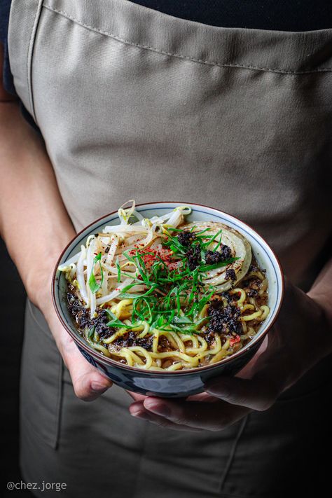 Blackened Garlic Oat Milk Ramen Chez Jorge, Easy Vegan Ramen, Beetroot Burgers, Vegetarian Ramen, Vegan Japanese, Vegan Ramen, Vegan Lunch Recipes, Garlic Oil, Ramen Recipes