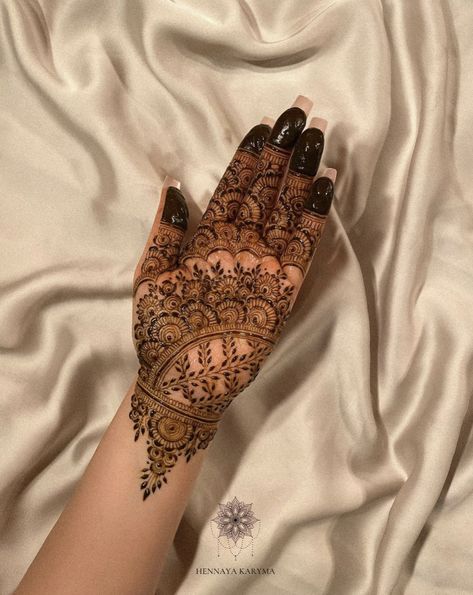 Stylish Mehndi Designs For Front Hand, Henna Design Hand, Stylish Back Hand Mehndi, Finger Mehendi, Alice Nakiri, Palm Henna Designs, Wedding Henna Designs, Palm Mehndi, Back Hand Mehndi Design