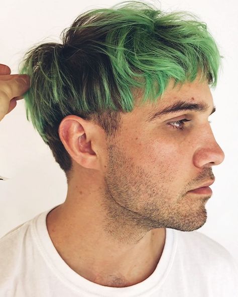 Green Highlights Short Hair, Colored Hair Men, Green Short Hair, Green Hair Men, Bowl Cut Hair, Short Green Hair, Edgy Retro, Dark Green Hair, Short Hair Highlights