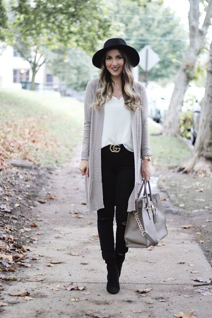 Balayage Hair Gold, Fedora Hat Outfit Winter, Hair Gold Accessories, Black Fedora Hat Outfit, Fedora Hat Outfit Fall, Style Long Sweater, Hat Outfit Fall, Job Interview Attire, Fedora Outfit