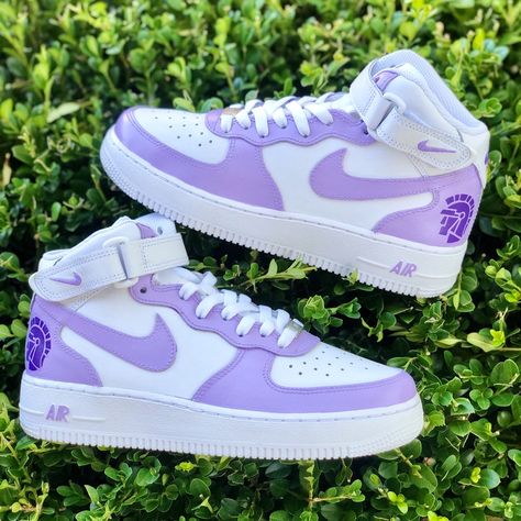 Custom Painted Nike Air Force 1 Mis College Logo Design (Can Be Customized To Any College Logo) Hand Painted With Angelus Leather Paint Sealed And Finished With Angelus Finisher Waterproof & Scratch Resistant Colors Can Be Adjusted All Sizes Available (Men’s, Women’s & Kids) Processing Time : 2-3 Weeks Follow And Dm My Custom Sneakers Ig: @_lacedbylee For $50 Discount Air Forces Custom, College Logo Design, Painted Nike Air Force, Custom Jordan Shoes, Purple Nike Shoes, Low Top Tennis Shoes, Jordan Shoes For Women, Black Nike Sneakers, Custom Sneakers Diy