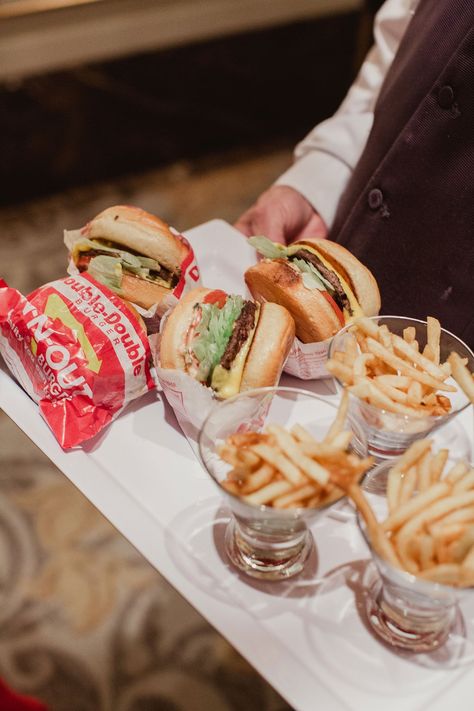 In N Out Wedding, Tray Photography, Wedding Snack, Wedding Photos Inspiration, Midnight Wedding, Wedding Finger Foods, Double Burger, Burger Party, Mini Burger