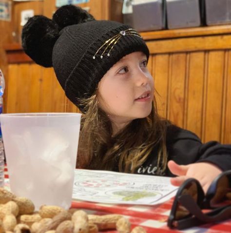 Vivien Lyra Blair no Instagram: “So wait what you just throw the peanut shells on the ground? 🤔. . . . #vivienlyrablair #nbcindebted #dearzoemovie #wecanbeheroes” Vivian Lyra Blair, Vivien Lyra Blair, Sharkboy And Lavagirl, Paper Wings, Wait What, Leia Organa, Young Actors, Urban Fantasy, On The Ground