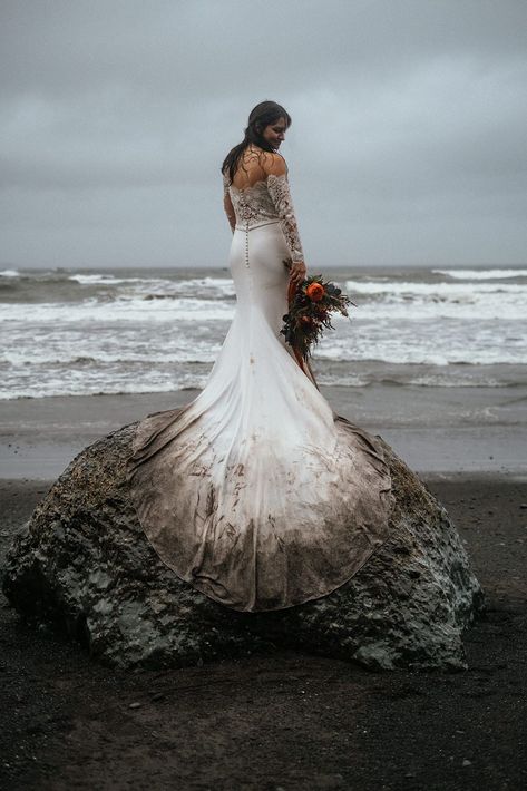 The ultimate guide to planning an Olympic National Park elopement! Olympic National Park is one of the BEST elopement locations in the U.S! This guide will help you plan your Ruby Beach, Hoh Rainforest, Sold Duc Falls, and Lake Crescent elopement! OLympic National Park elopement inspiration from Washington elopement photogrpaher Jen Dz. Sol Duc Falls Washington, October Weather, Epic Elopement, Hoh Rainforest, Lake Crescent, How To Elope, National Park Elopement, Park Elopement, National Park Wedding