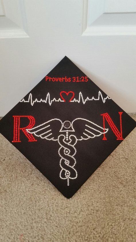 RN Grad Cap Design Bsn Graduation Cap, Rhinestone Graduation Cap, Grad Cap Design, Diy Grad Cap, Senior 25, Senior Crafts, Nurse Graduation Cap, Grad Cap Decorated, College Graduation Cap Decoration