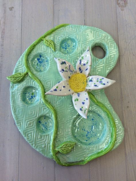 Cute Ceramic Paint Palette, Clay Art Pallet, Ceramic Final Project Ideas, Ceramic Paint Pallet Ideas, Ceramic Pallet Ideas, Clay Paint Palette Ideas, Clay Paint Pallet Ideas, Paint Pallet Clay, Clay Tile Ideas