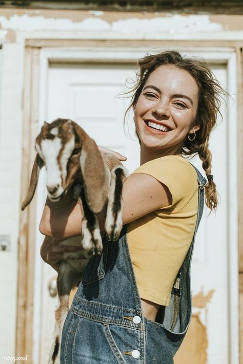 Horse Shoot, Band Aesthetic, Farm Photos, Farmer Girl, Overalls Fashion, Farm Photography, Mode Hippie, Photographer Inspiration, Cowgirl Aesthetic