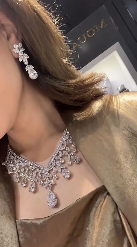 Royal Jewelry Aesthetic, Big Diamond Necklace, Dope Jewelry Accessories, Neck Pieces Jewelry, Edgy Jewelry, Pretty Jewelry Necklaces, Expensive Jewelry Luxury, Fancy Jewellery Designs, Headpiece Jewelry