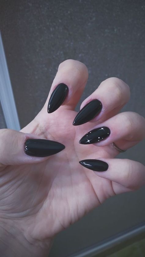 Top Fall Nail Colors: Inspiring 16 Ideas for Black Nails - women-club.online Triple Moon Goddess Nails, Black Wedding Nails, Nail Designs For Fall, Trending Nail Designs, Paint Styles, Minimalistic Chic, Gothic Nails, Black Nail Polish, Goth Nails