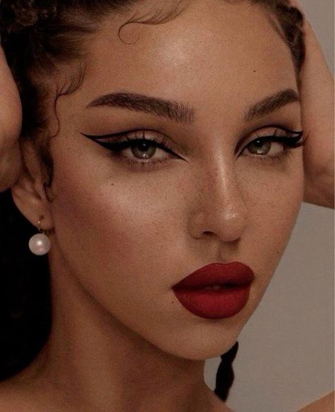 Feme Fatale Nails, Casino Makeup Ideas, Mafia Boss Makeup, Scorpio Makeup Aesthetic, Scorpio Venus Makeup, Female Fatale Aesthetic Outfits, Virgo Rising Makeup, Mob Wife Aesthetic Makeup, Fem Fatale Makeup