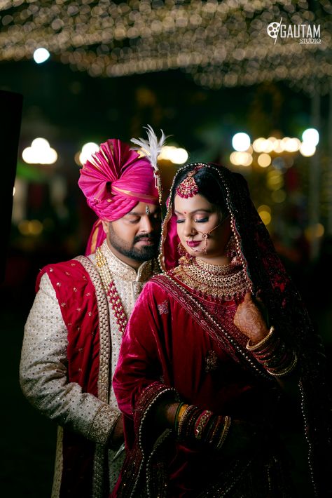 Royal Couple Poses, Capal Pose, Couple Poses Indian Wedding, Bridal Couple Poses, Indian Bride And Groom Photography, Mehndi Shoot, Couple Western, Couple Portrait Photography, Couple Indian