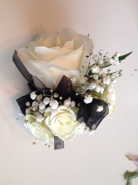 Black And White Corsage, Prom Flowers Corsage, Prom Corsage And Boutonniere, Corsage And Boutonniere Set, Black And White Roses, Prom Corsage, Rose Corsage, Prom Inspo, Prom 2024